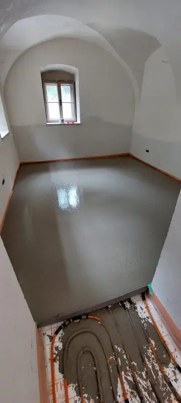 Zementestrich-Projekt: vorbereitete Baustelle