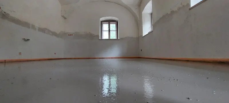 Zementestrich-Projekt: Einbringen des Estrichs