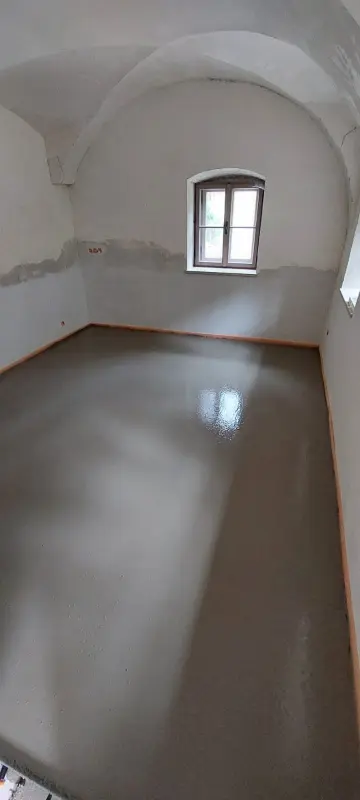 Zementestrich-Projekt: Abziehen der Fläche