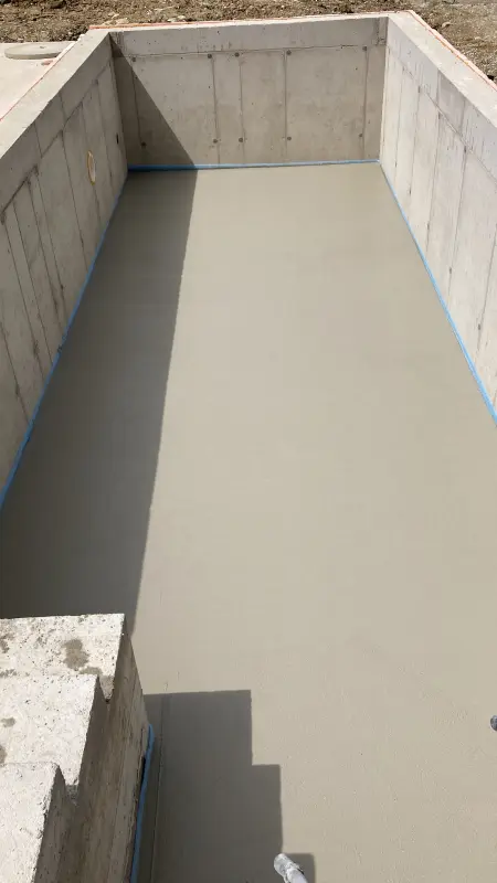 Zementfließestrich-Einbau rund um ein Schwimmbecken